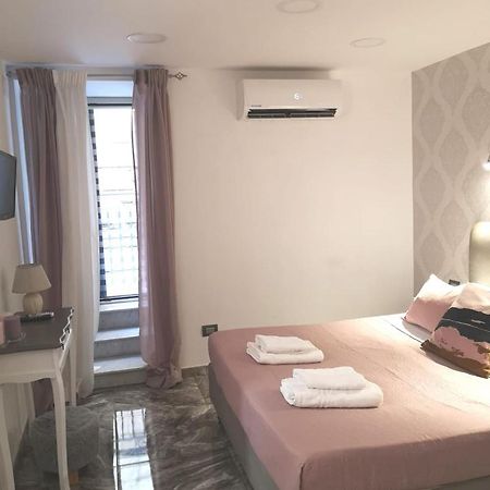 Domus Luigi Leone Bed & Breakfast Napoli Bagian luar foto