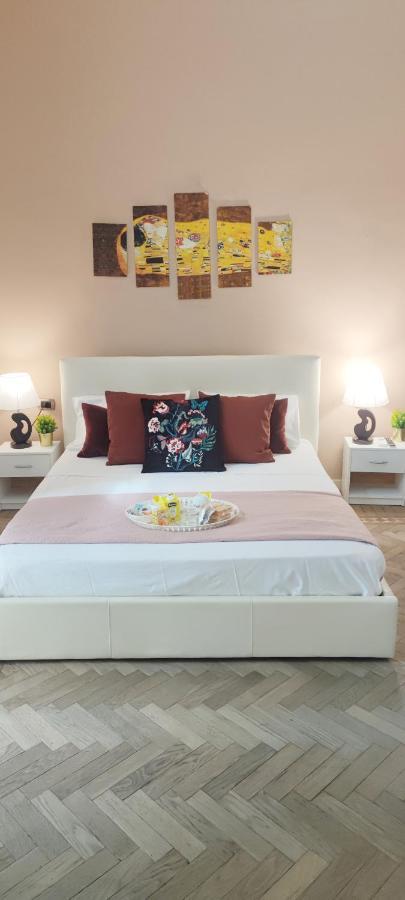 Domus Luigi Leone Bed & Breakfast Napoli Bagian luar foto