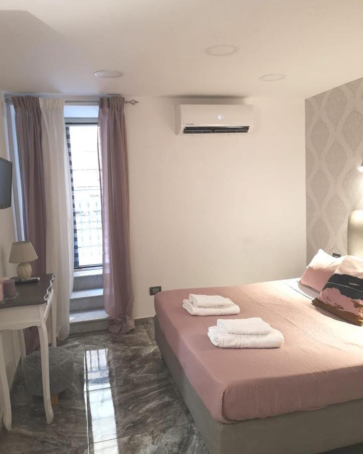 Domus Luigi Leone Bed & Breakfast Napoli Bagian luar foto