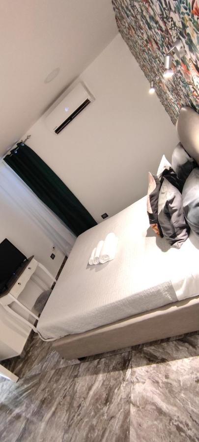 Domus Luigi Leone Bed & Breakfast Napoli Bagian luar foto