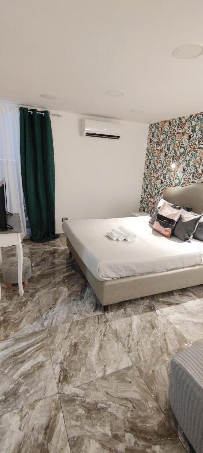 Domus Luigi Leone Bed & Breakfast Napoli Bagian luar foto