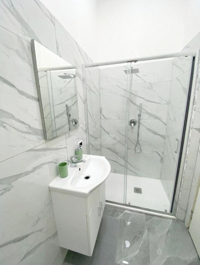 Domus Luigi Leone Bed & Breakfast Napoli Bagian luar foto