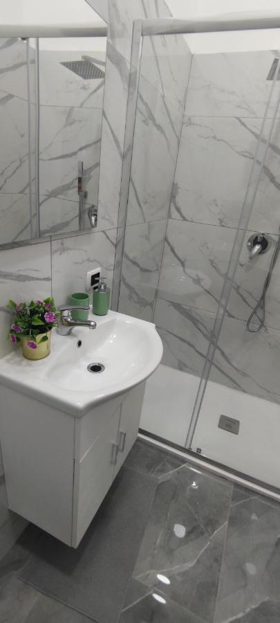 Domus Luigi Leone Bed & Breakfast Napoli Bagian luar foto