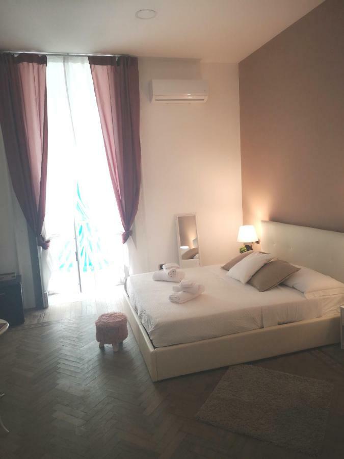 Domus Luigi Leone Bed & Breakfast Napoli Bagian luar foto