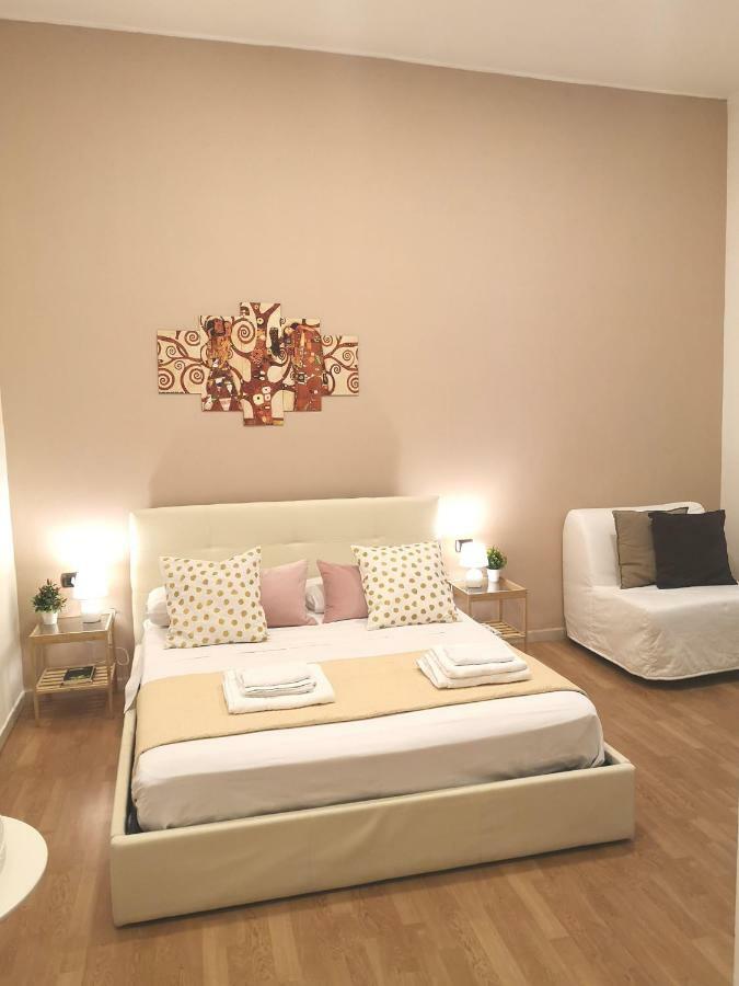 Domus Luigi Leone Bed & Breakfast Napoli Bagian luar foto