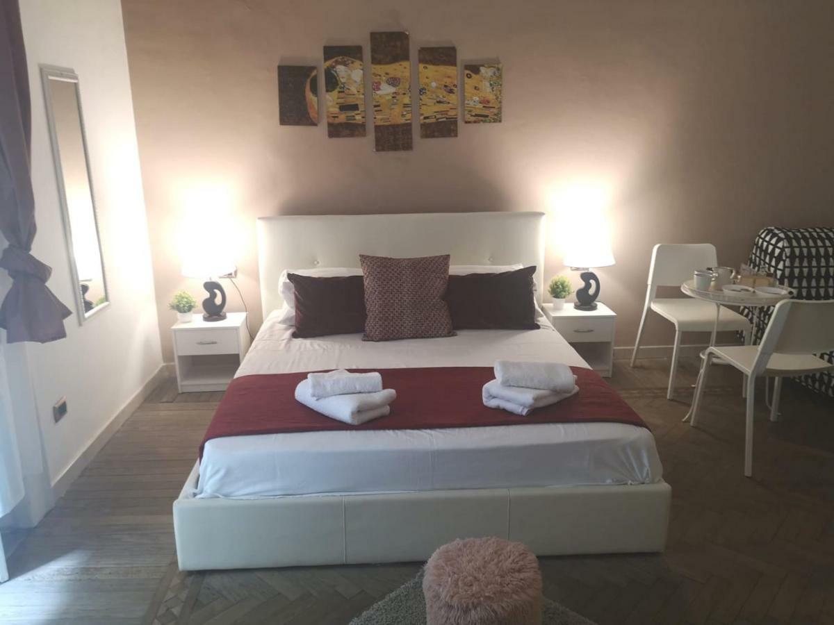 Domus Luigi Leone Bed & Breakfast Napoli Bagian luar foto