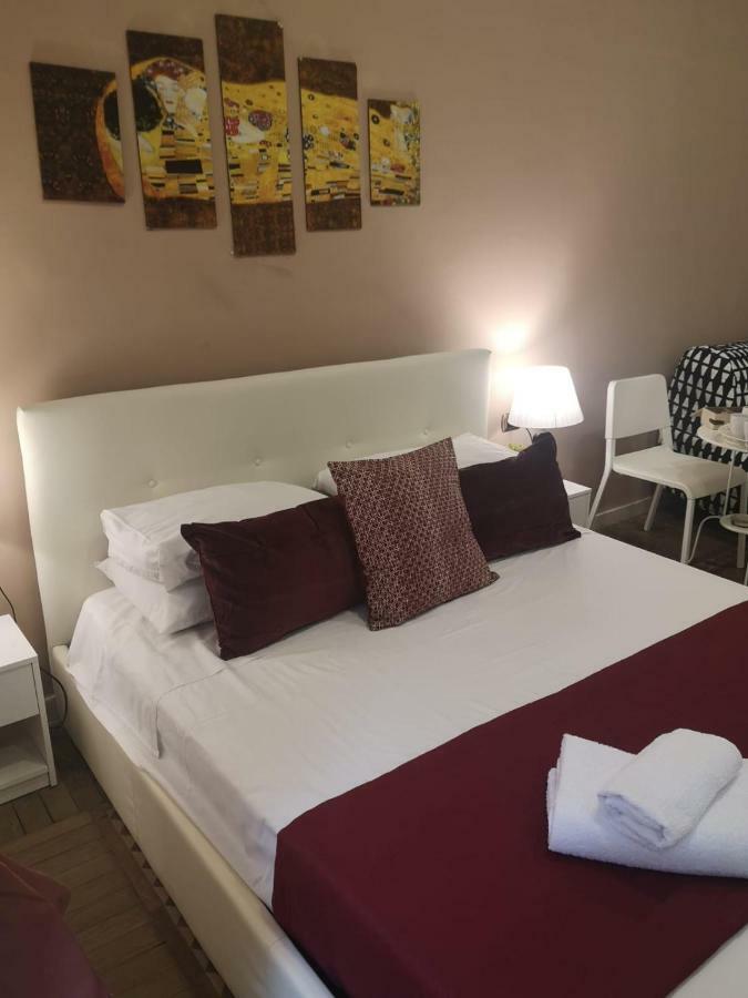 Domus Luigi Leone Bed & Breakfast Napoli Bagian luar foto