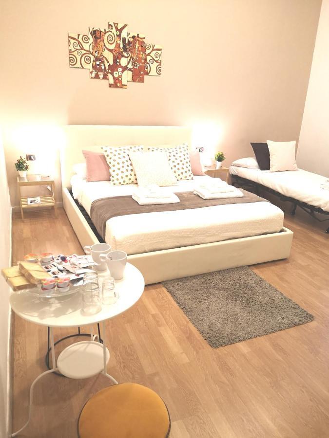 Domus Luigi Leone Bed & Breakfast Napoli Bagian luar foto