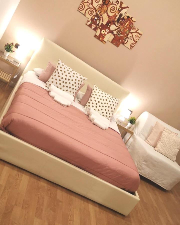 Domus Luigi Leone Bed & Breakfast Napoli Bagian luar foto