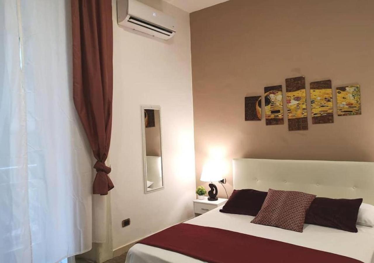 Domus Luigi Leone Bed & Breakfast Napoli Bagian luar foto