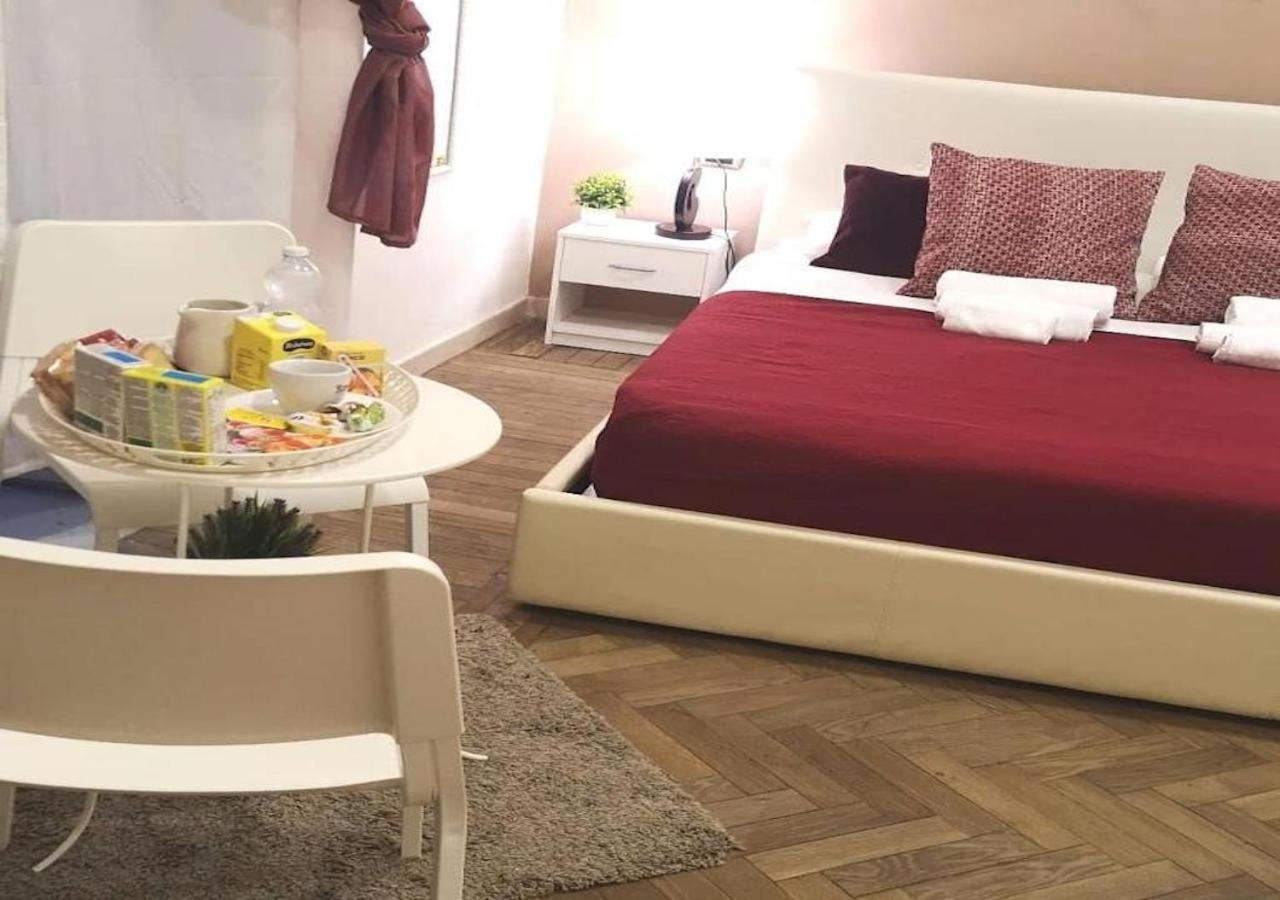 Domus Luigi Leone Bed & Breakfast Napoli Bagian luar foto